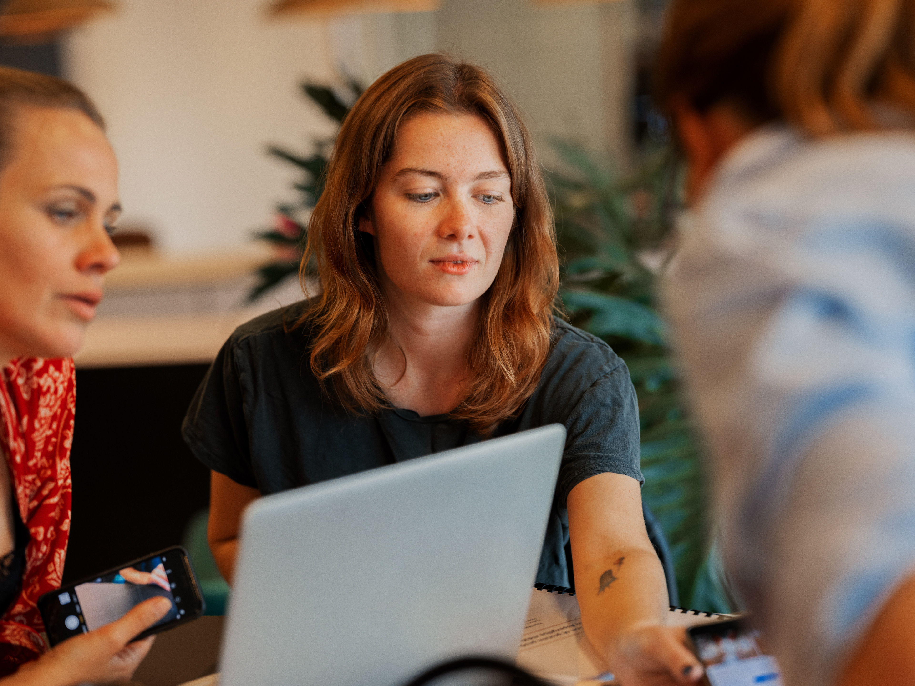 Tre Kvinder Koordinerer Mødesituation