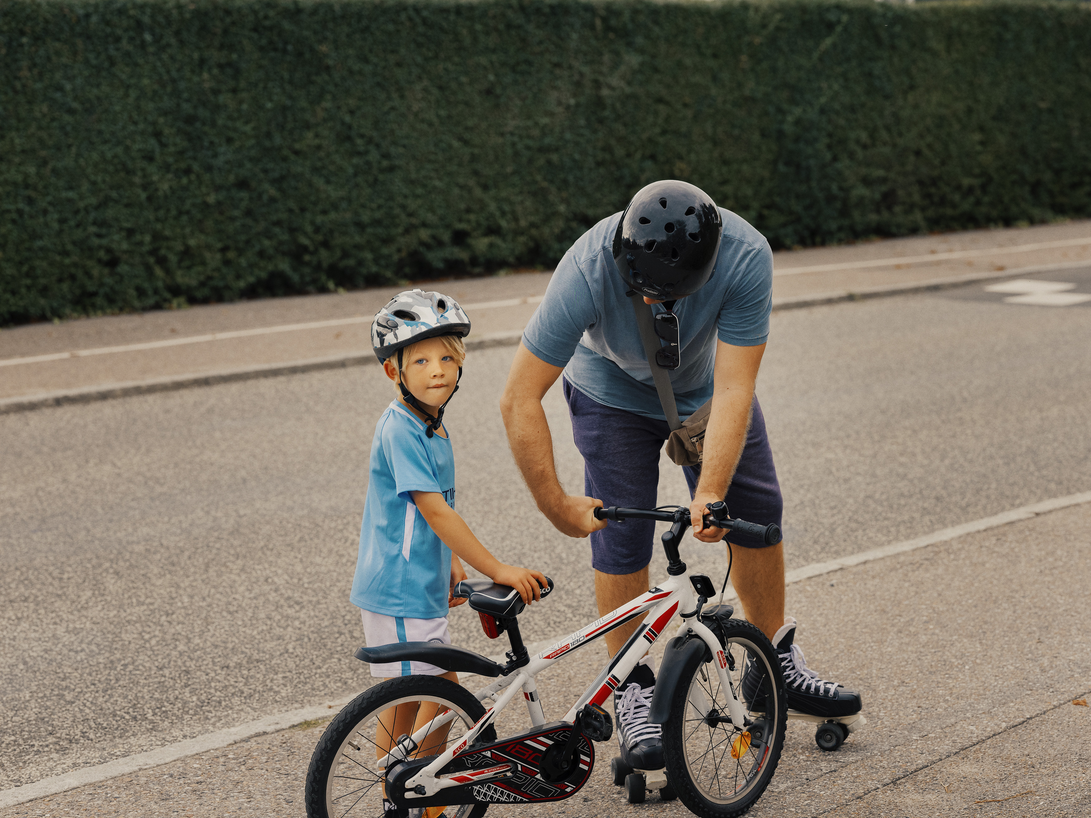 Far hjælper hans søn med hans cykel
