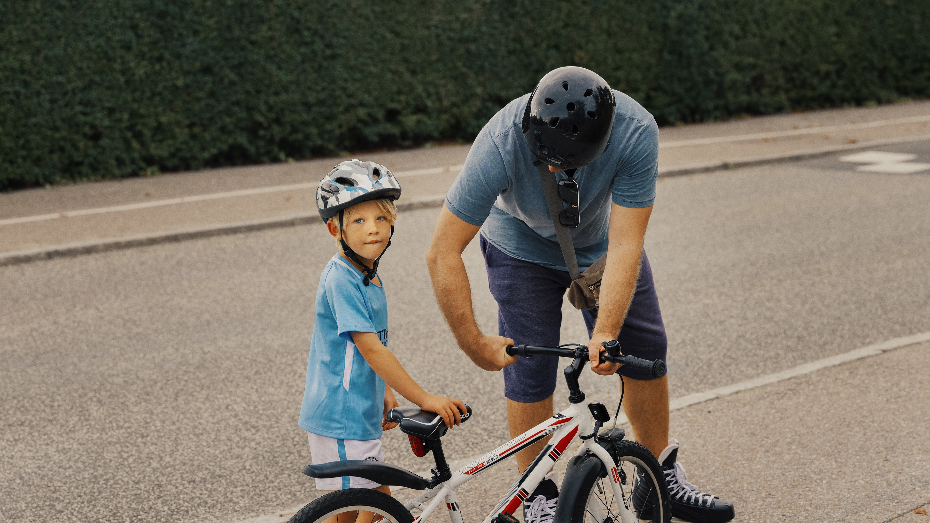 Far hjælper hans søn med hans cykel