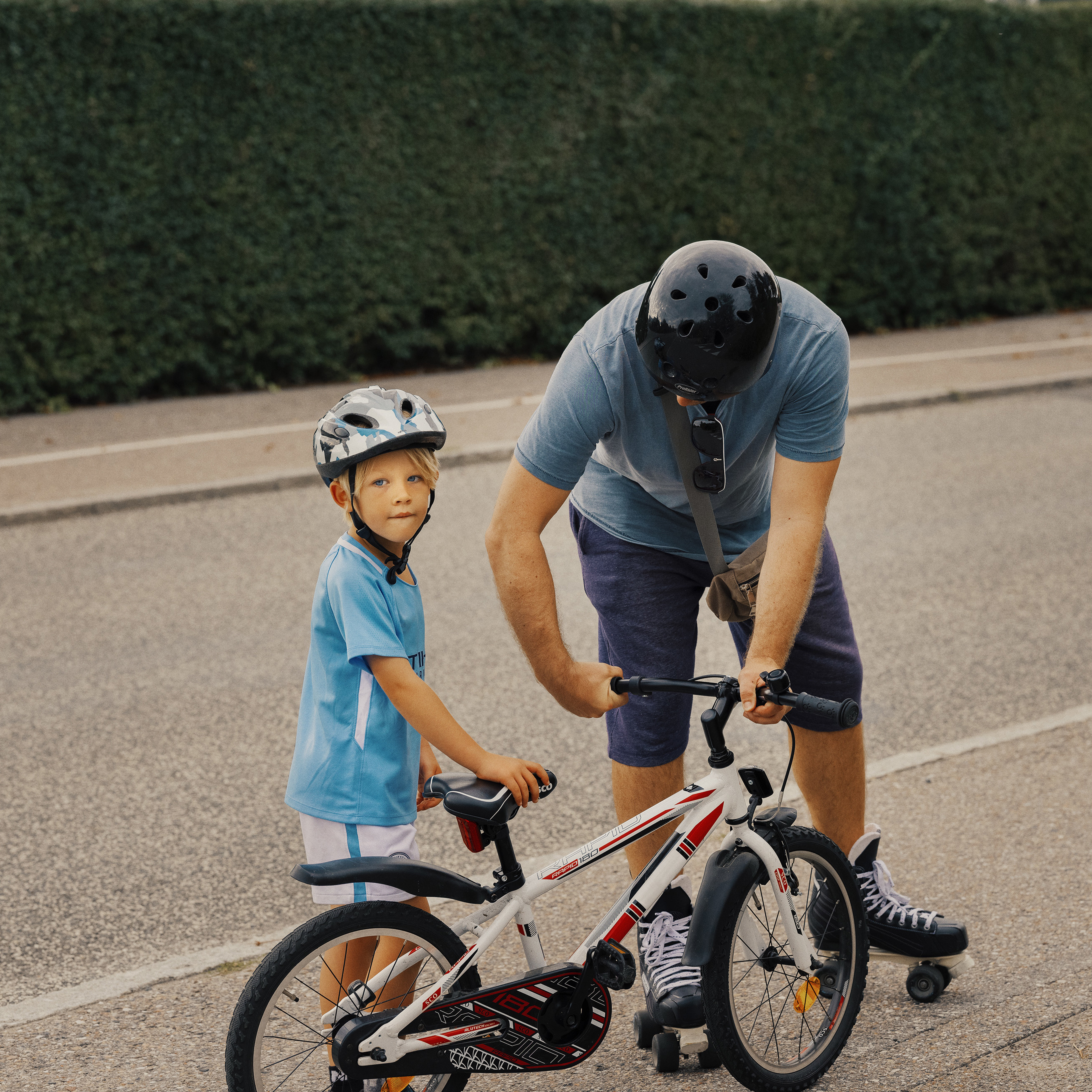 Far hjælper hans søn med hans cykel