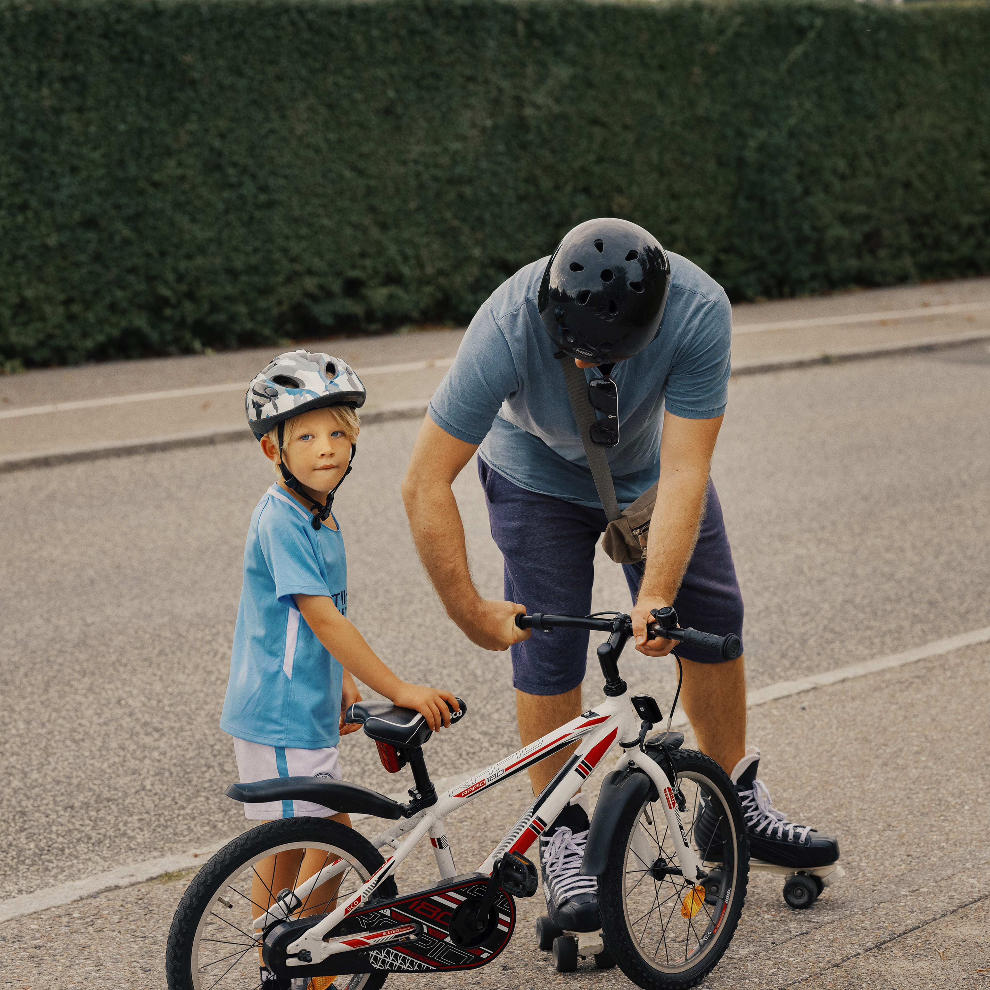 Far hjælper hans søn med hans cykel