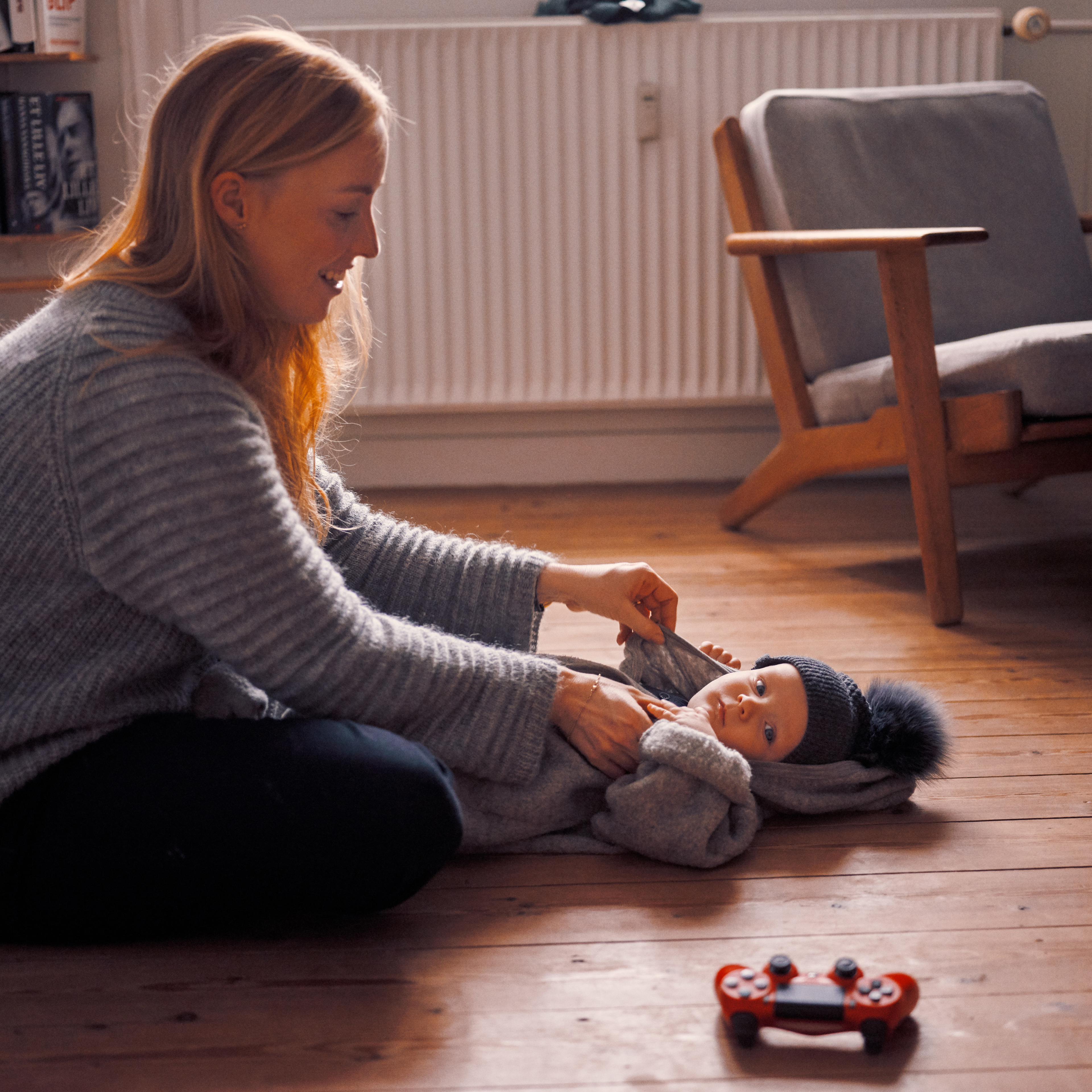 Nybagt mor giver hendes barn overtøj på