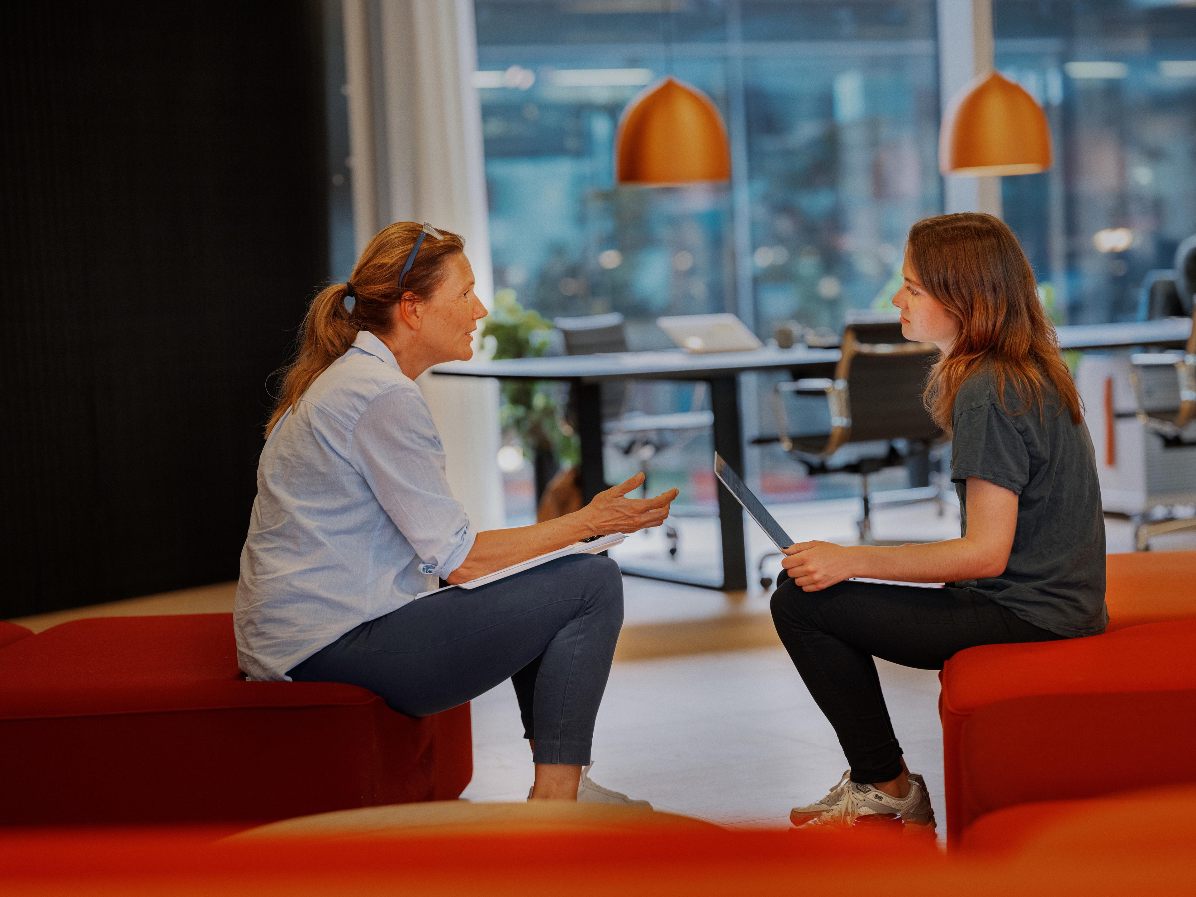 En pensionsrådgiver hjælper en yngre kvinde med sin pension