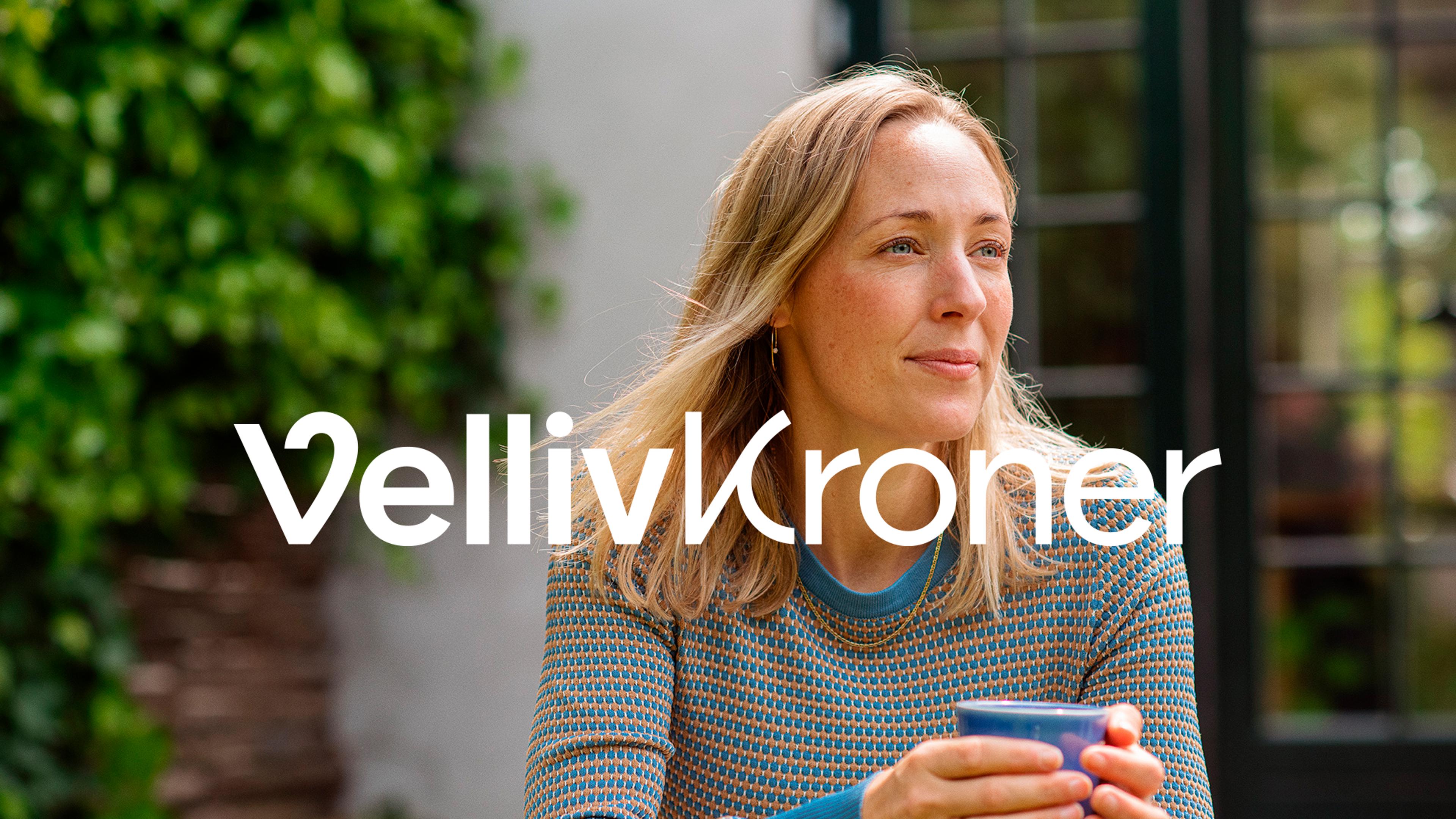 VellivKroner banner -  Kvinde nyder en kop kaffe ude i haven