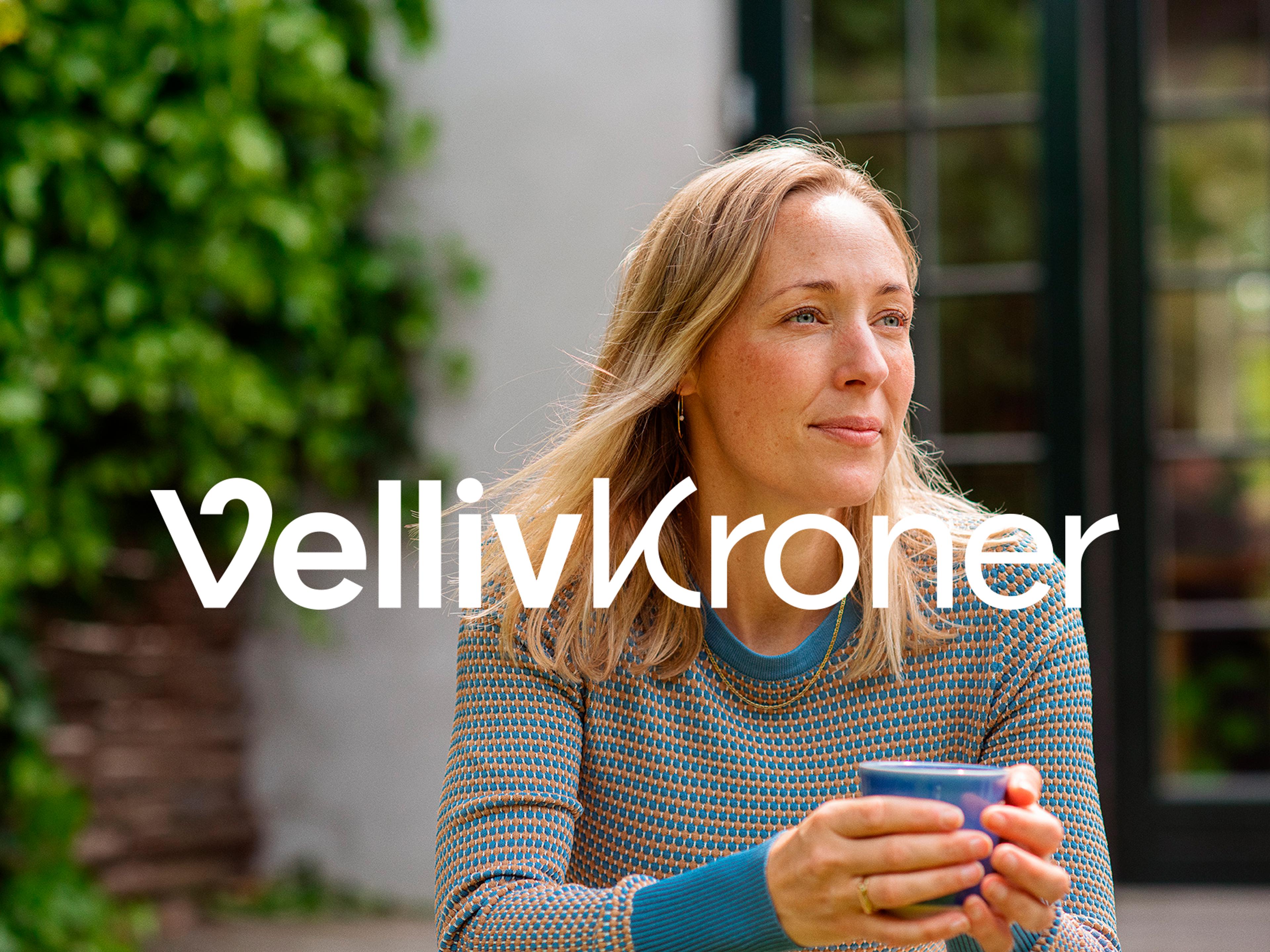 VellivKroner banner - Kvinde nyder en kop kaffe ude i haven