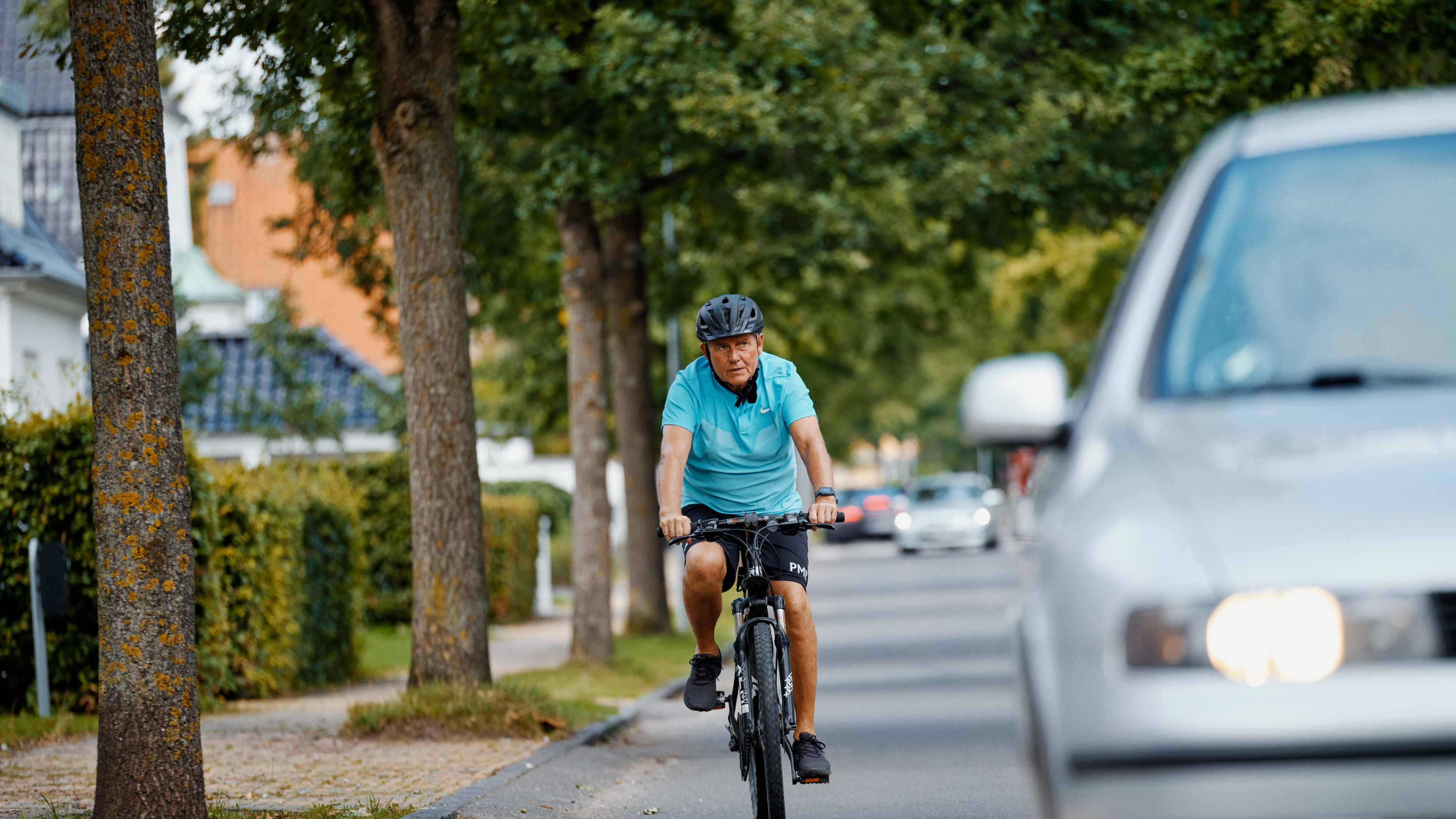 Ældre mand ude på cykeltur