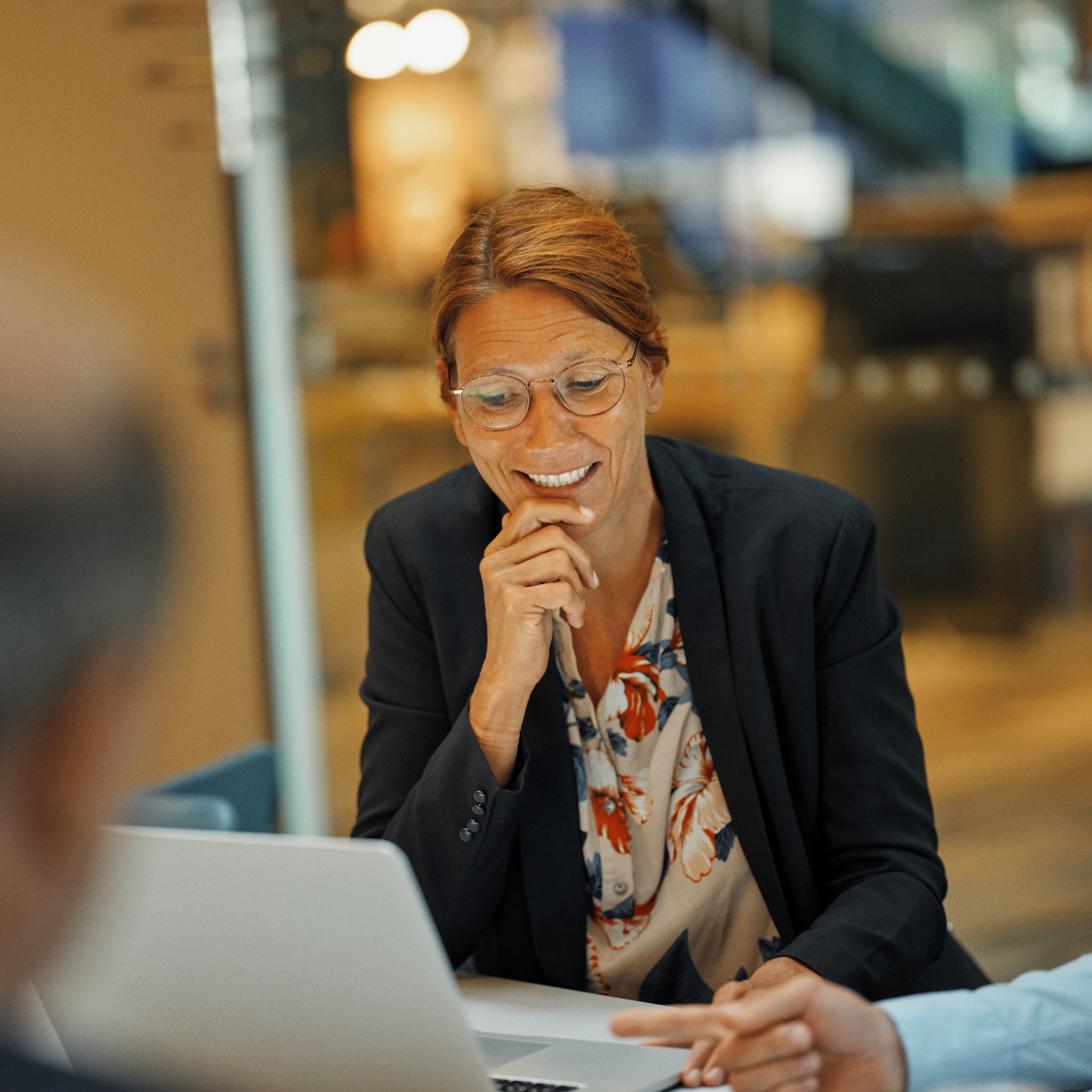 Kvinde holder møde med to mænd