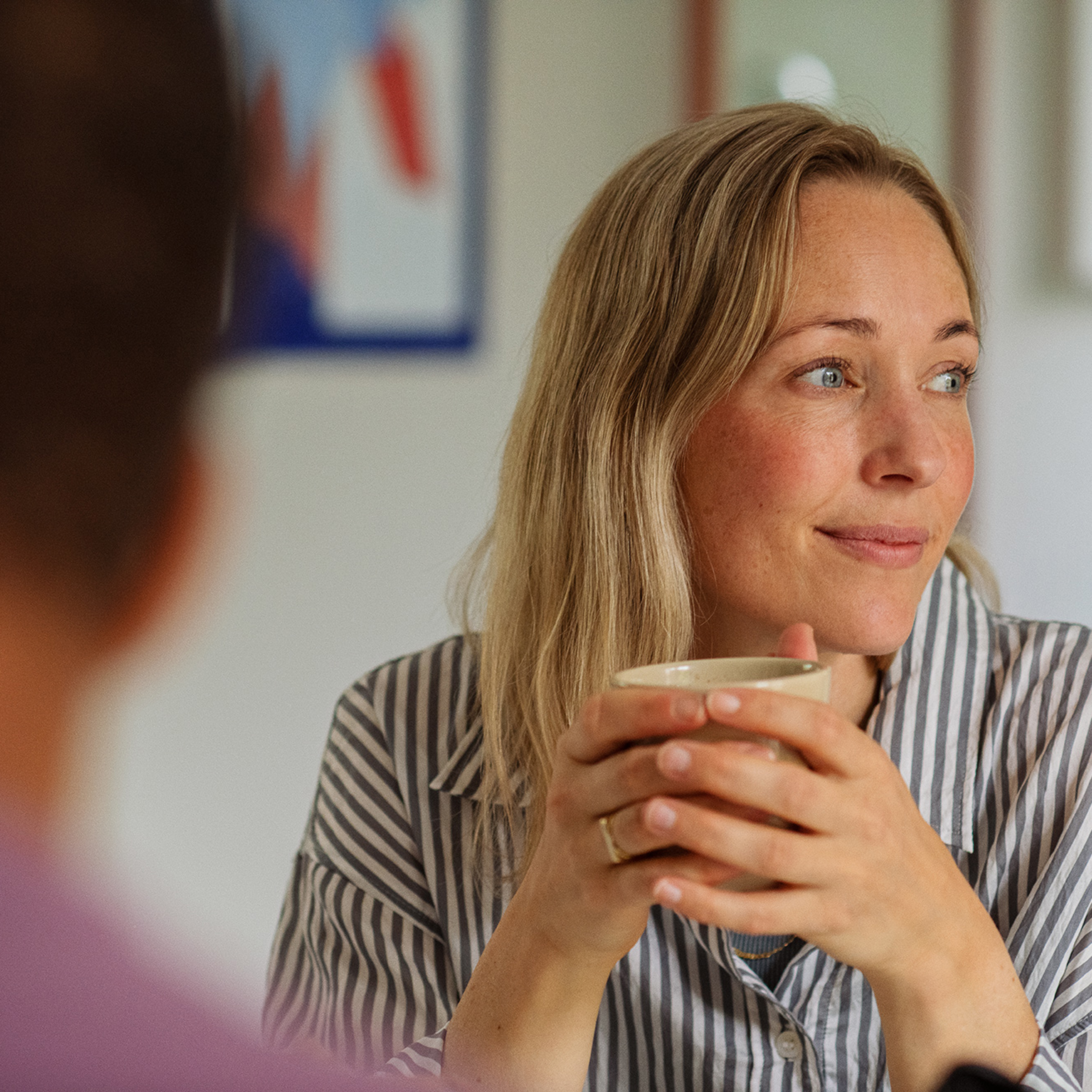 Kvinde nyder sin kaffe sammen med sin mand