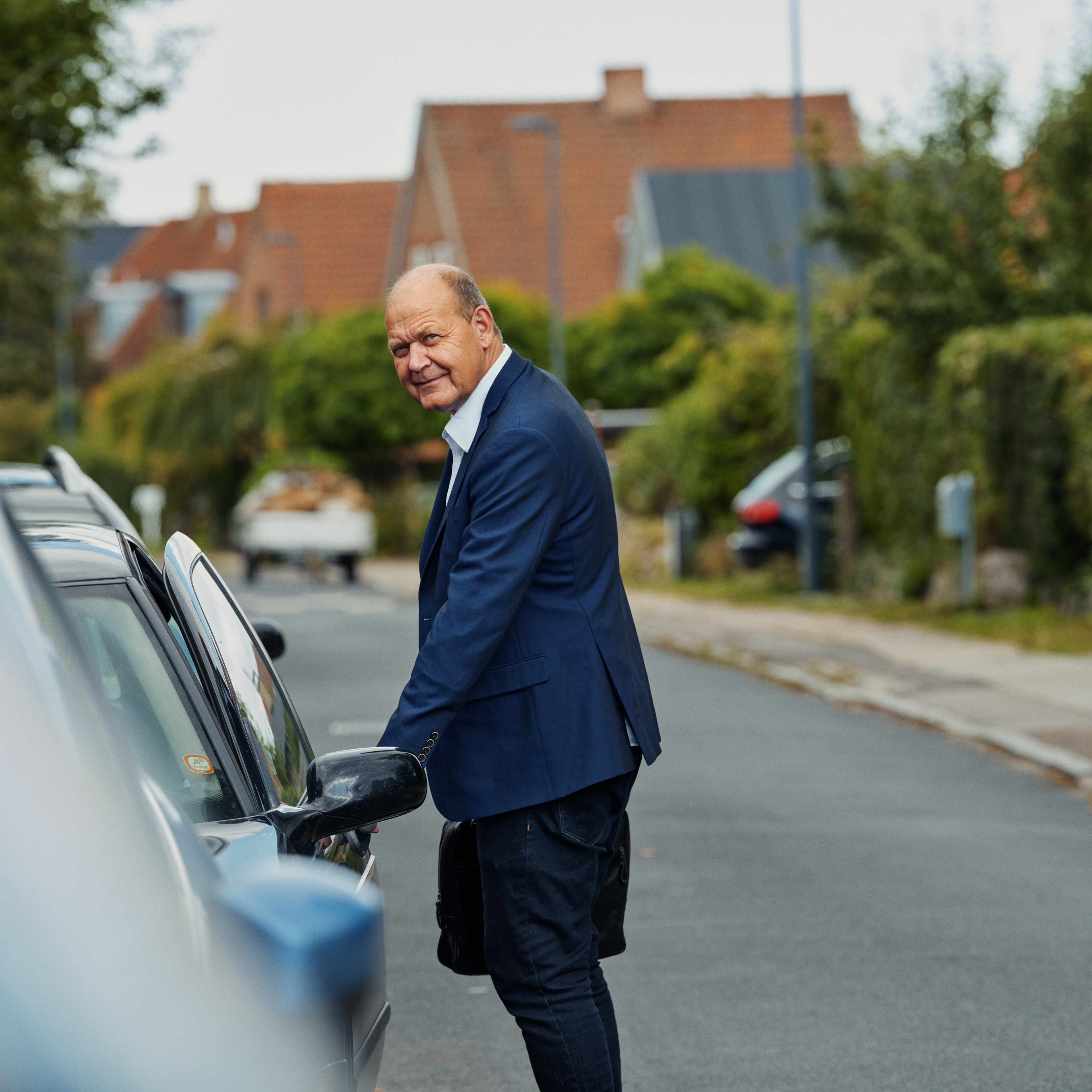 Ældre mand på vej til arbejde