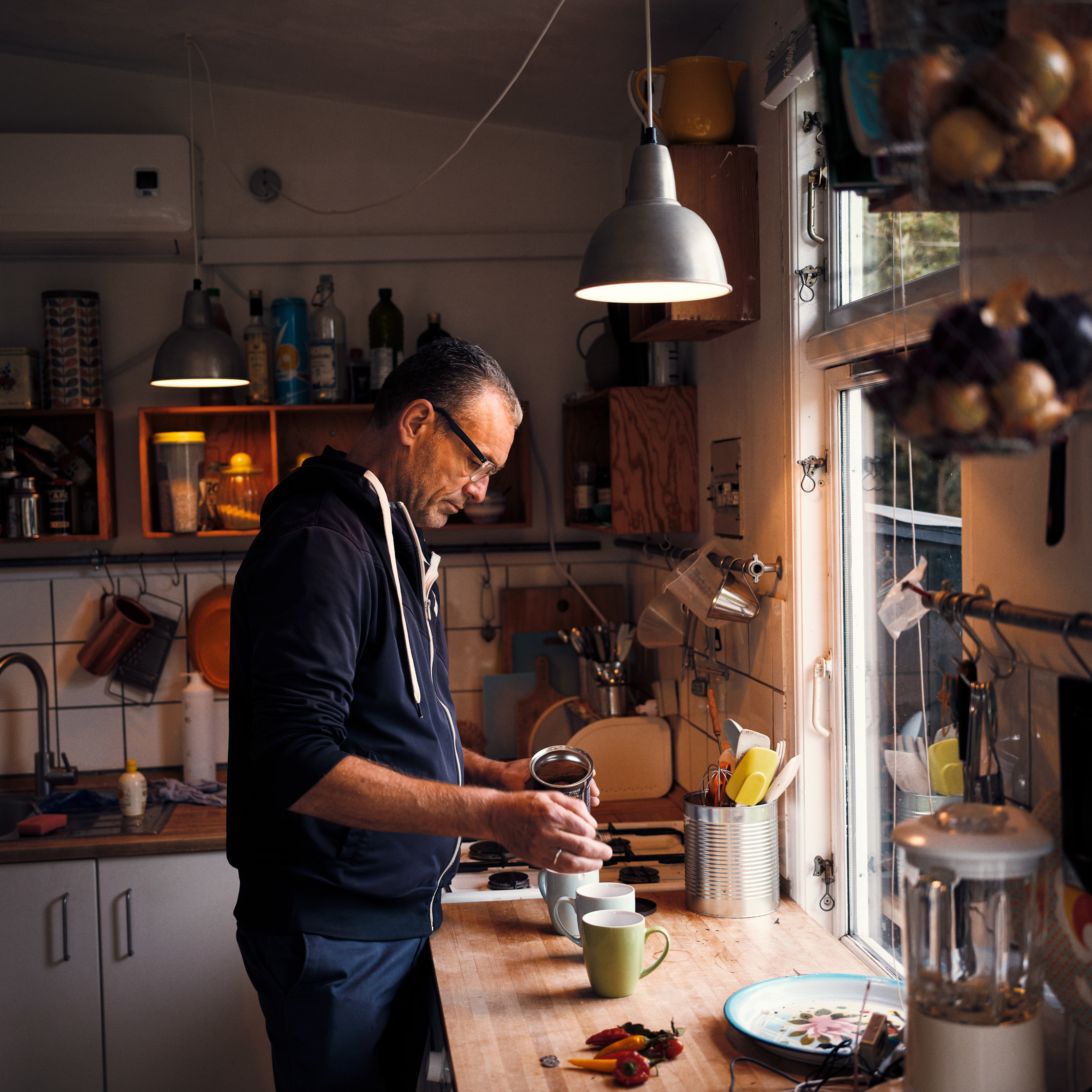 En mand står og lavet morgen kaffe til familien