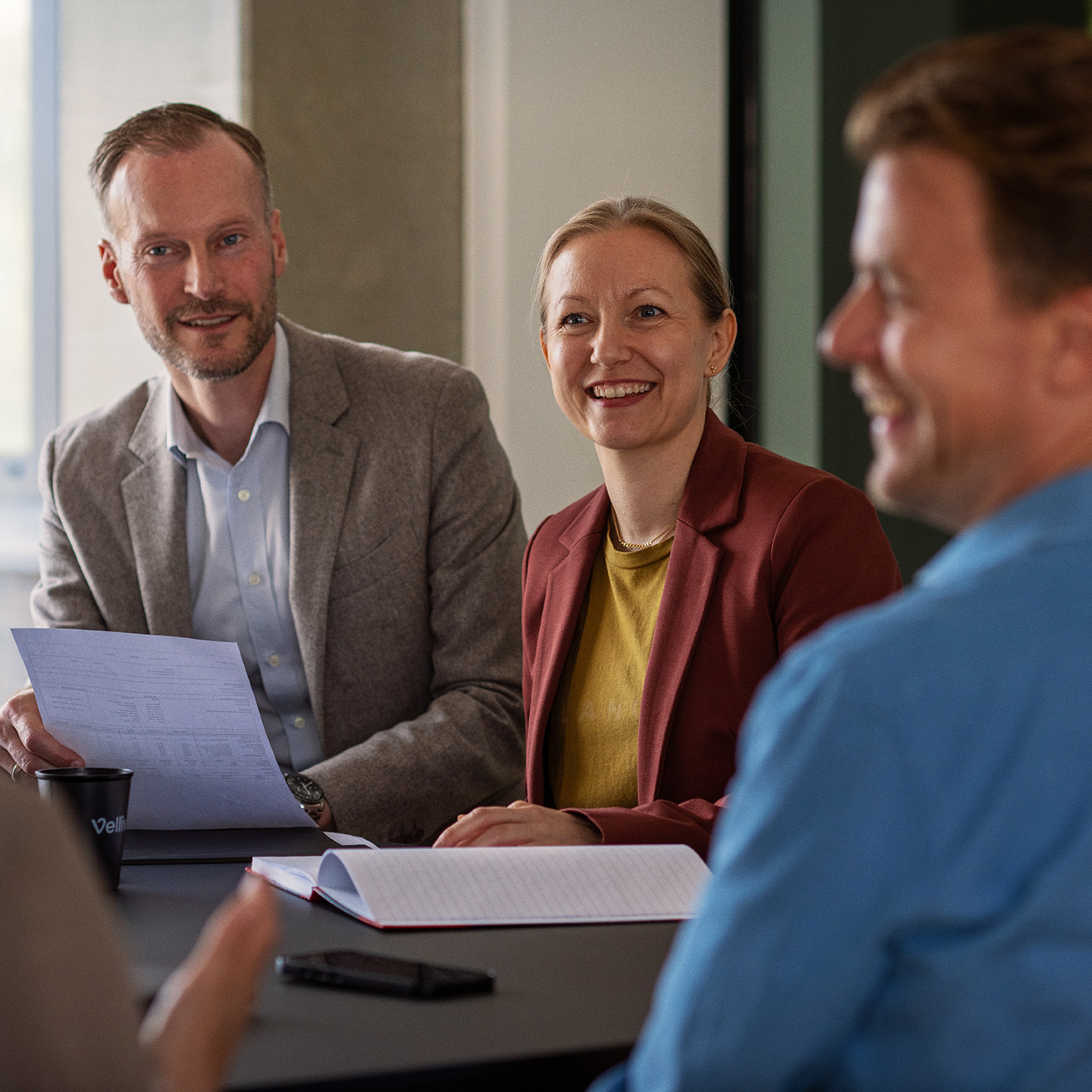 To rådgivere holder møde med to kunder for at give pensionsrådgivning.