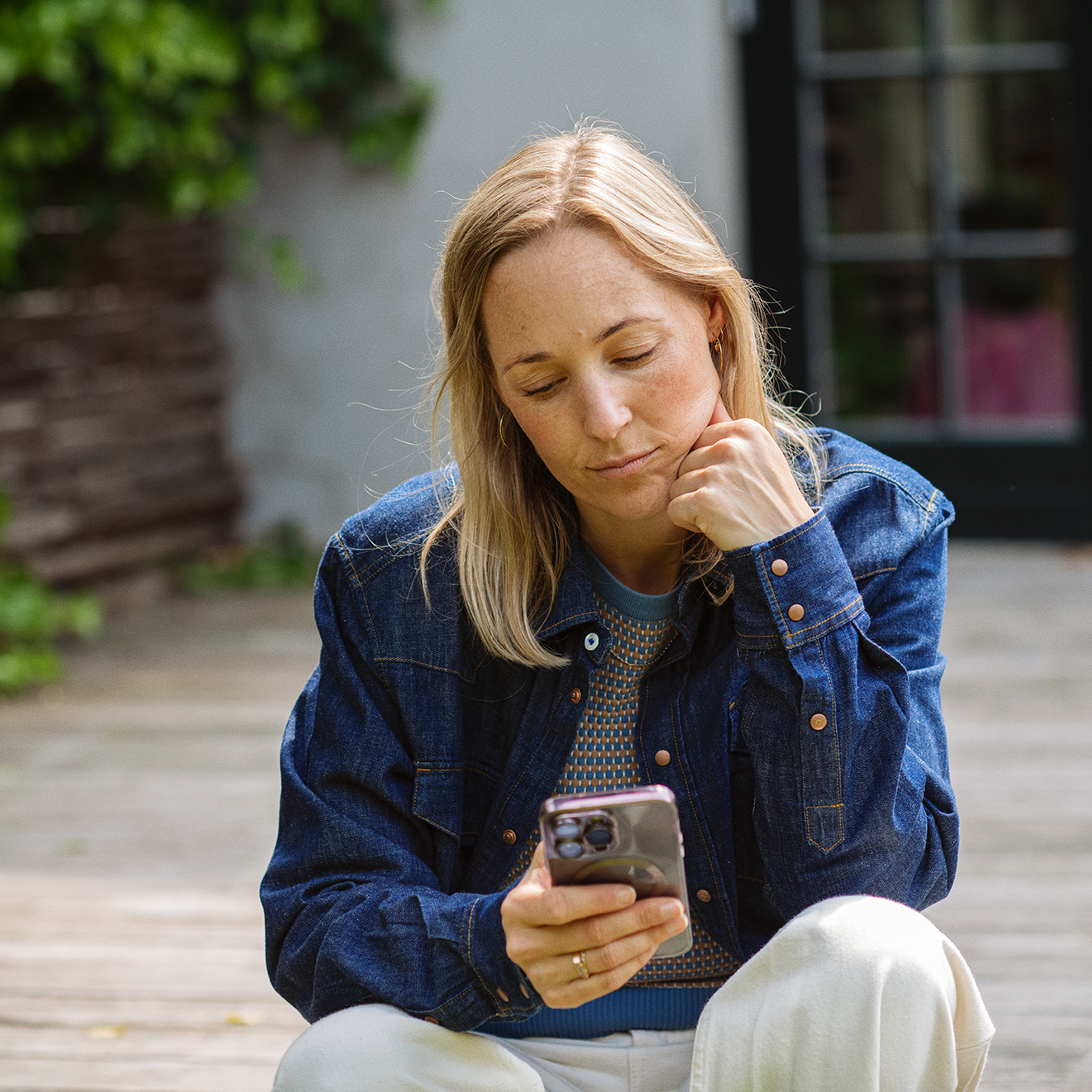 Kvinde tjekker sin telefon