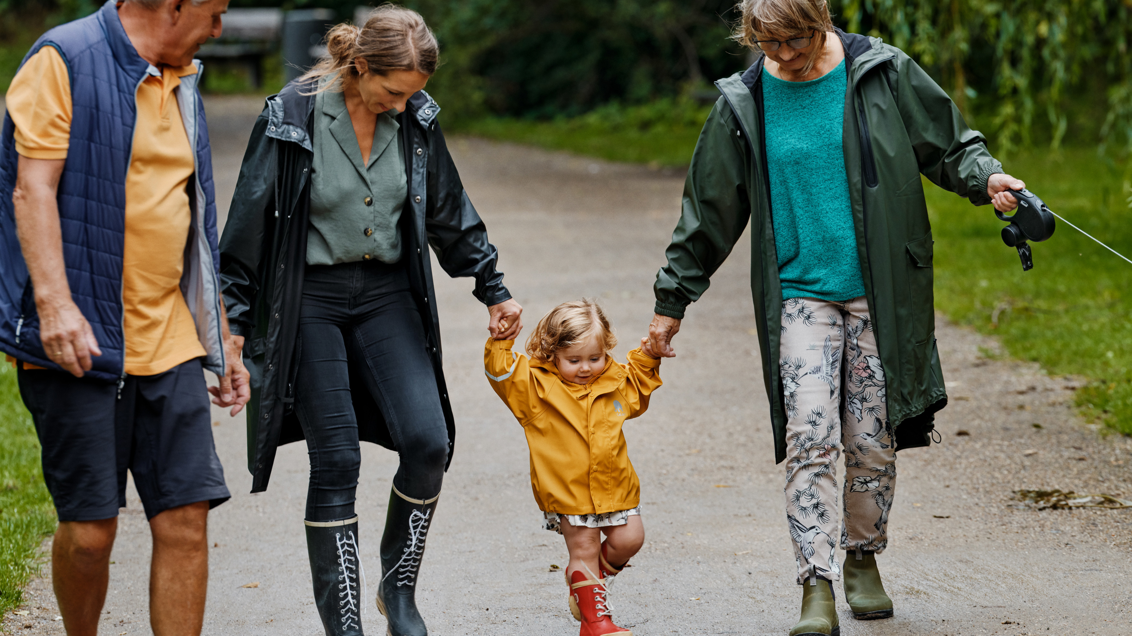 Bedsteforældre ude på gåtur med deres datter og barnebarn