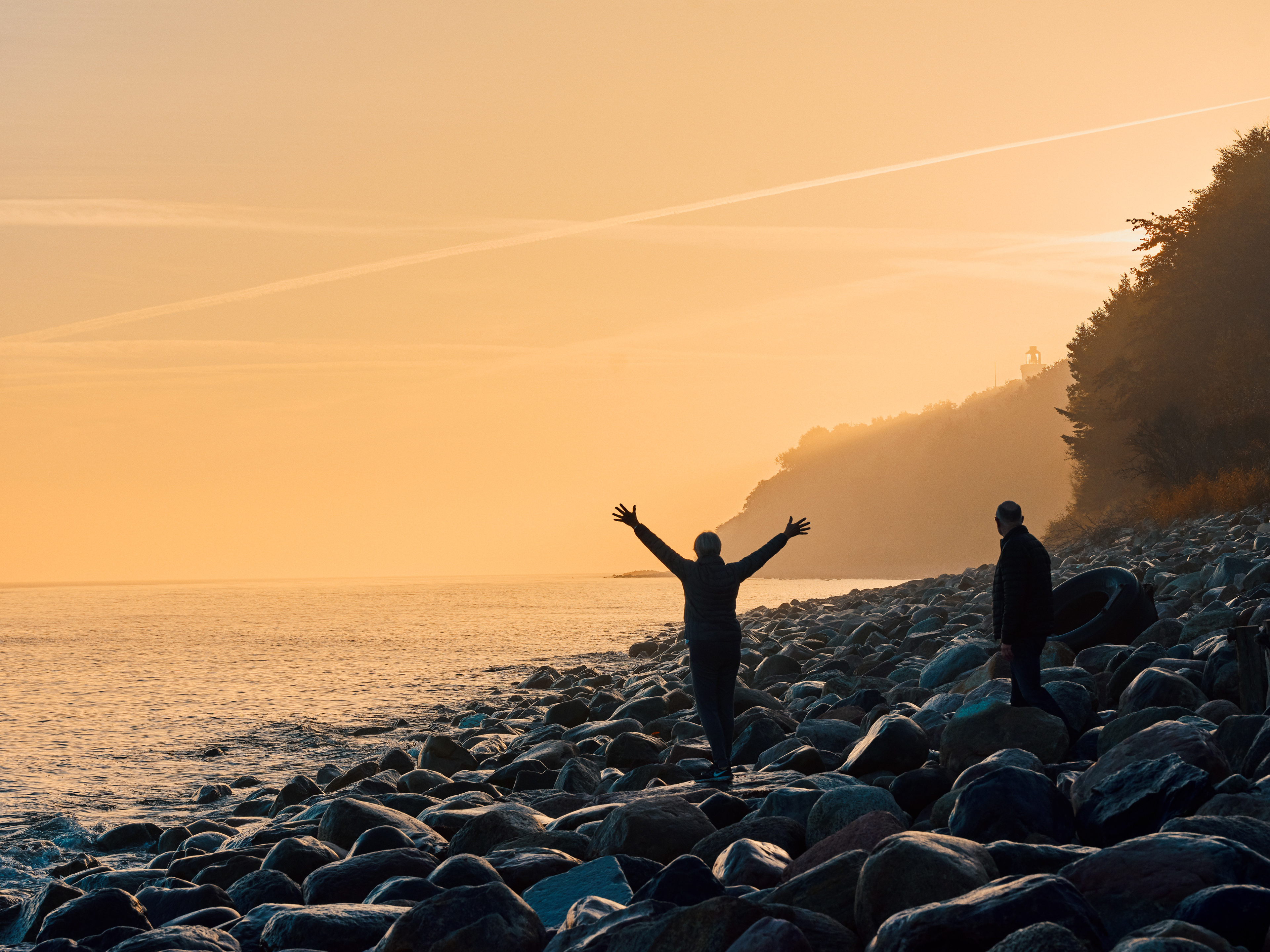 To pensionister, som nyder aftensolen på stranden.