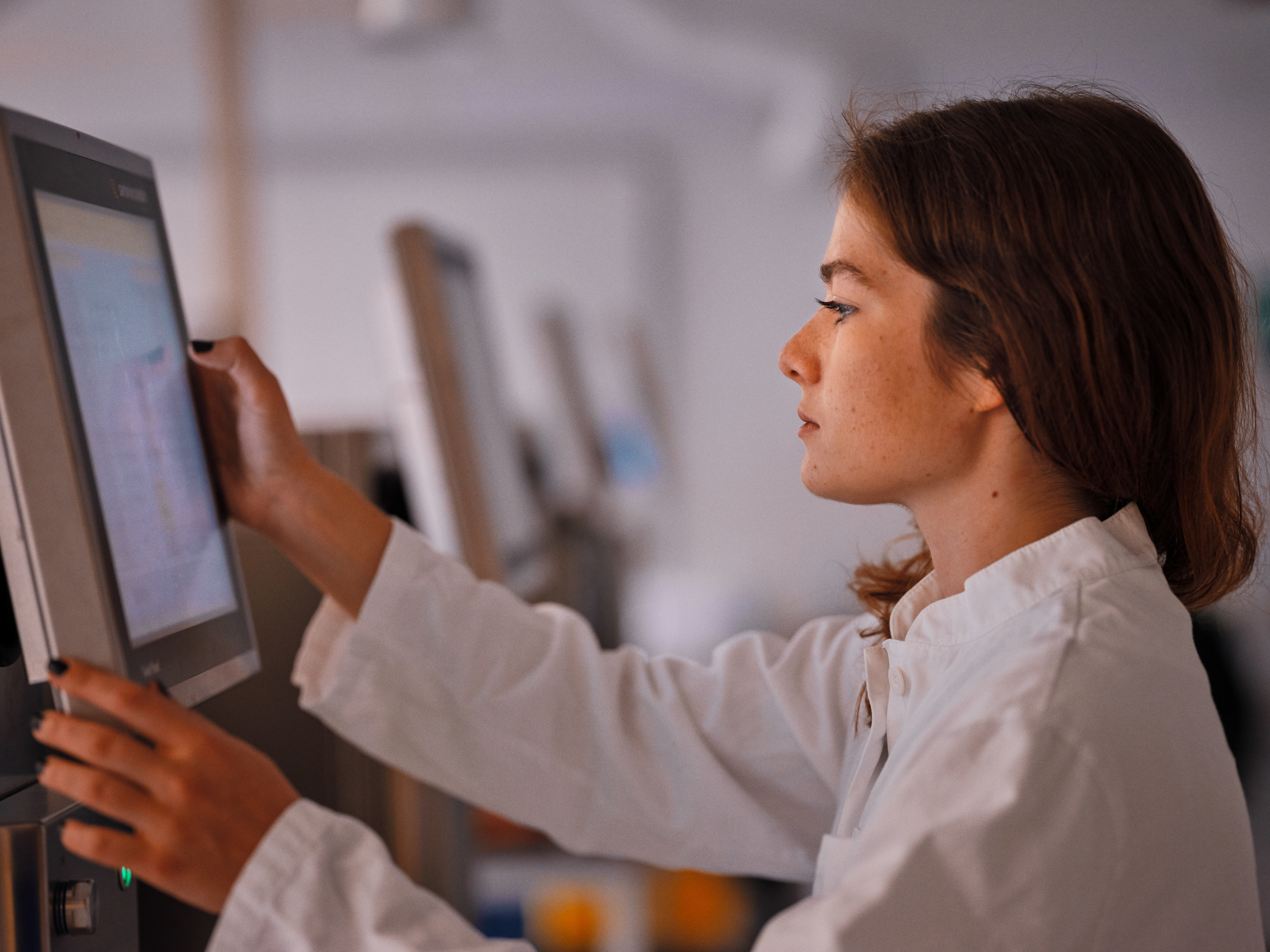 Ung kvinde på arbejde som laborant